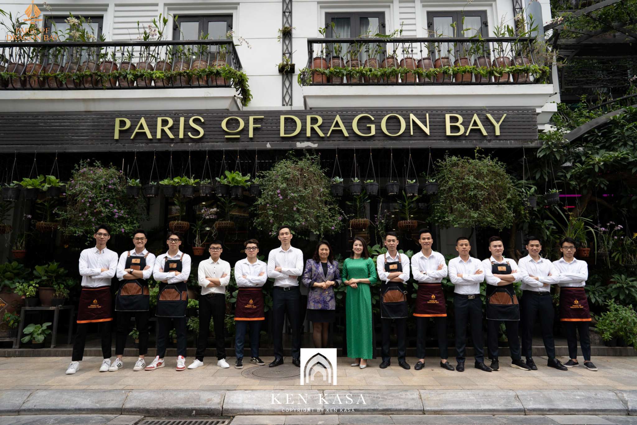 Đội ngũ nhân viên của Paris Of Dragon Bay Hotel
